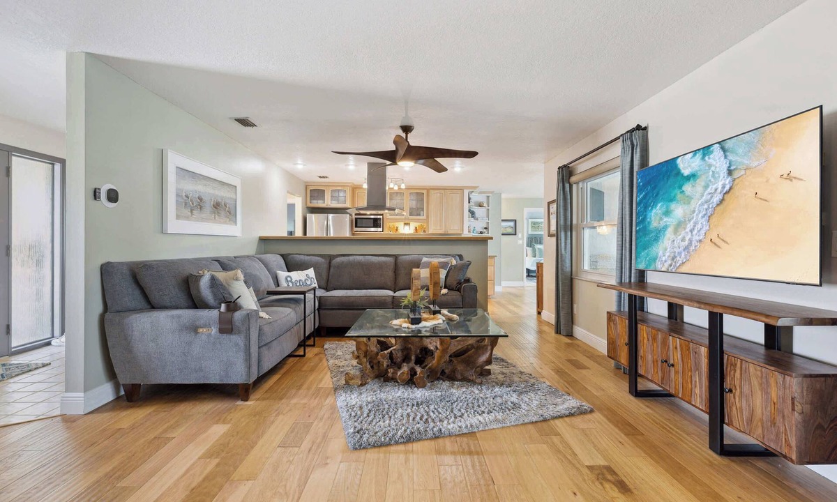 Cocoa Isles Country Club House | Cocoa Beach escape - pool, bikes & beach kit