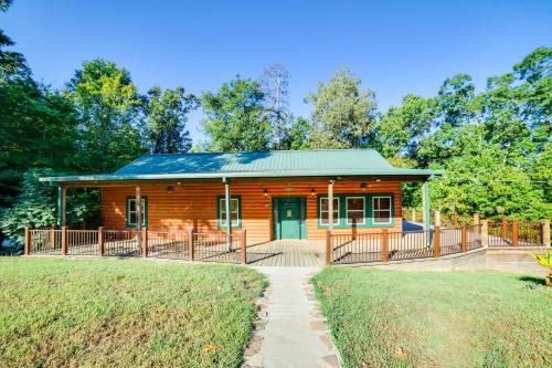 Coffeeville House | Coffeeville Cabin w/Deck ~ 7 Mi to Grenada Lk