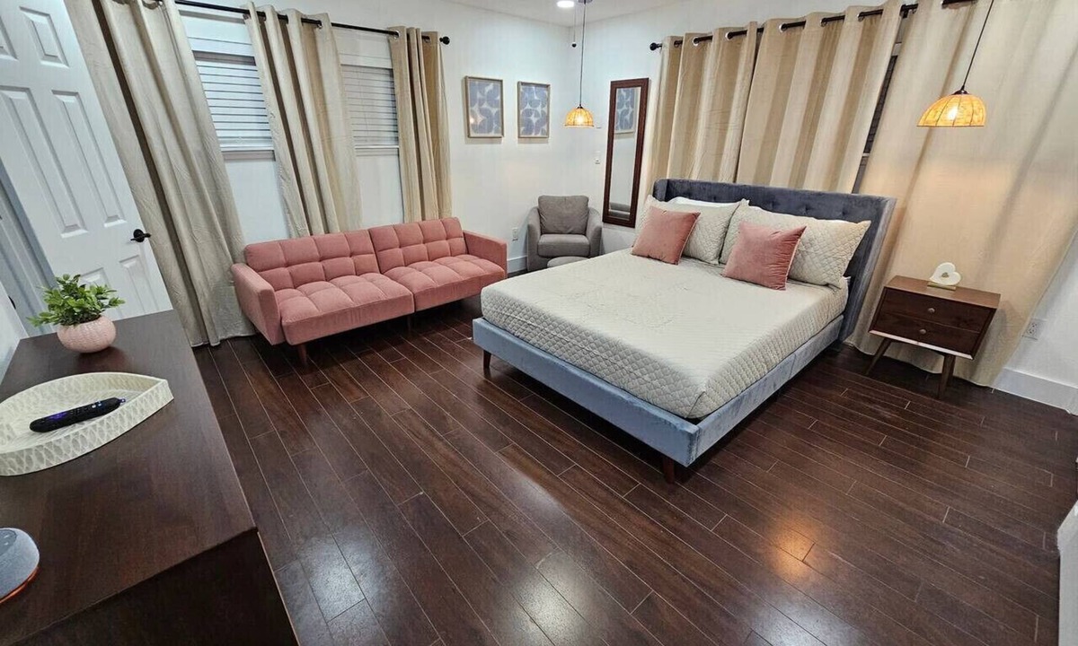 College Park House | College Park Bungalow Sleeps 20+ 2 Kitchens-Fenced