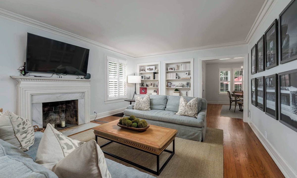 Forest Lake House | Colonial on 15th - Walk to Campus- 3BR 3BA- 5 TVs