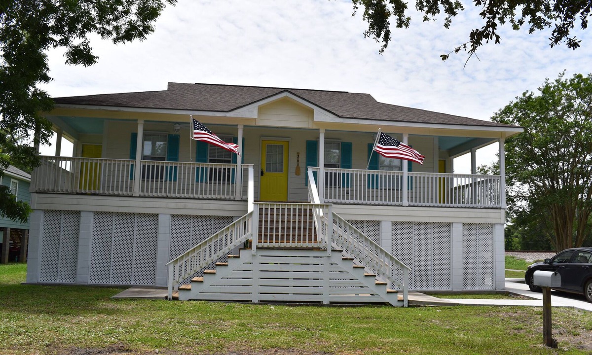 Pass Christian House | Come enjoy some laid-back beach vibes. Walk to the beach, shops, restaurants.