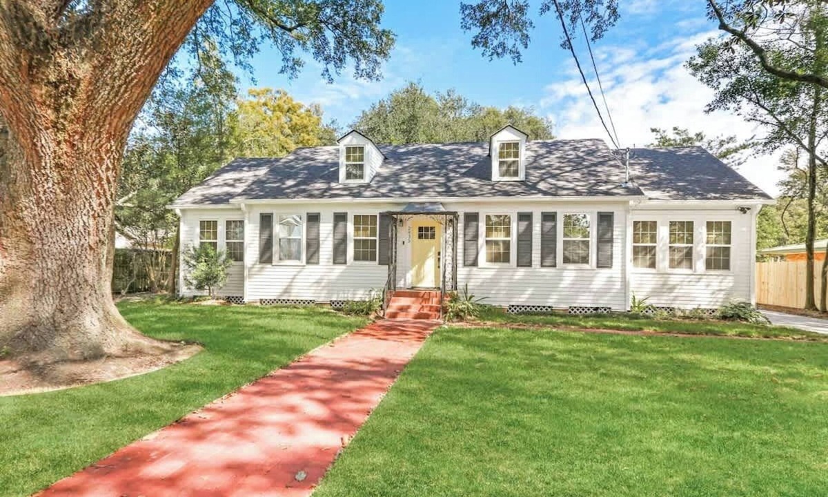 Highlands - Perkins House | Come Relax at LSU Lakes! Walk to Tiger Stadium!
