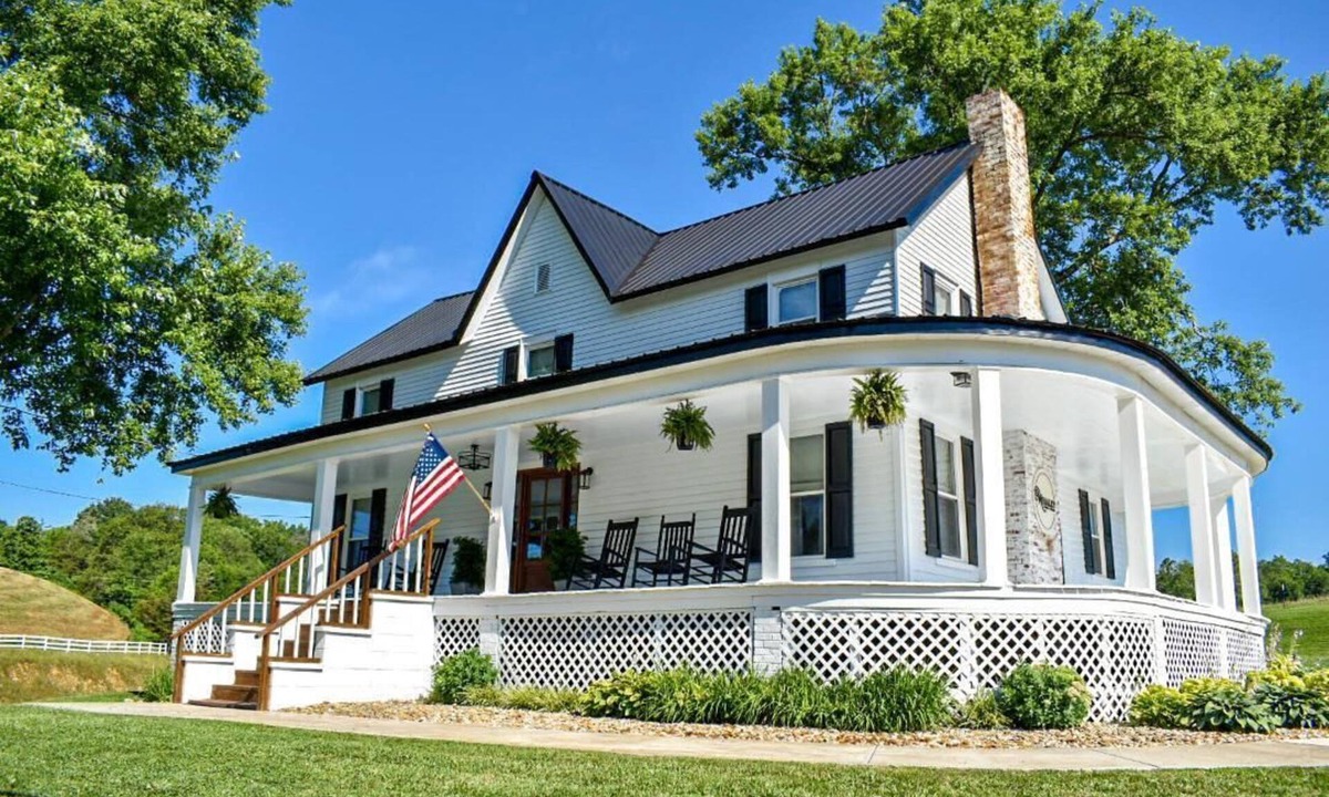 Sevierville House | Come relax with us at our fully restored farm house.