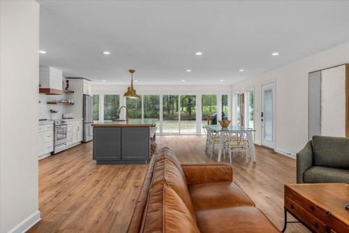 Macon House | Comforting Lakeside Retreat in Gated Community