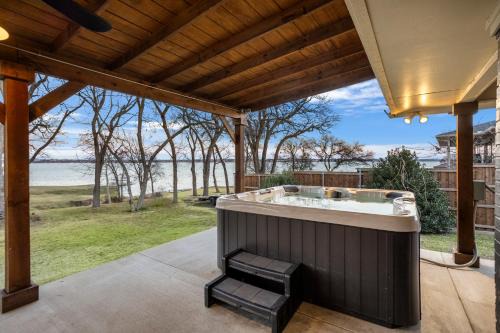Rowlett House | Cosy Waterfront Home