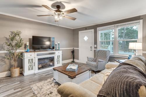 Greenwood Apartment | Couple's Retreat 2 Mi to Uptown Greenwood!