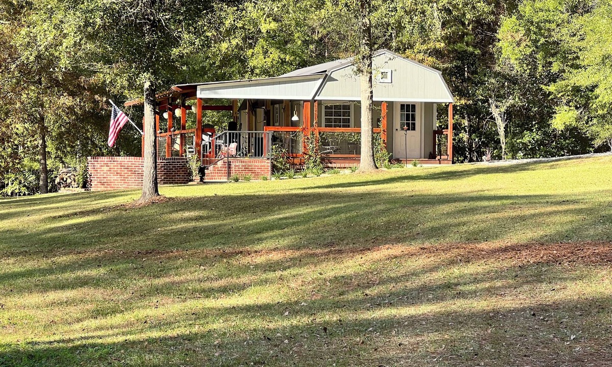 Silas Cottage | Cozy, 1 Bedroom, 1.5 Bathroom, ADULTS ONLY, Smoke-free Tiny House.