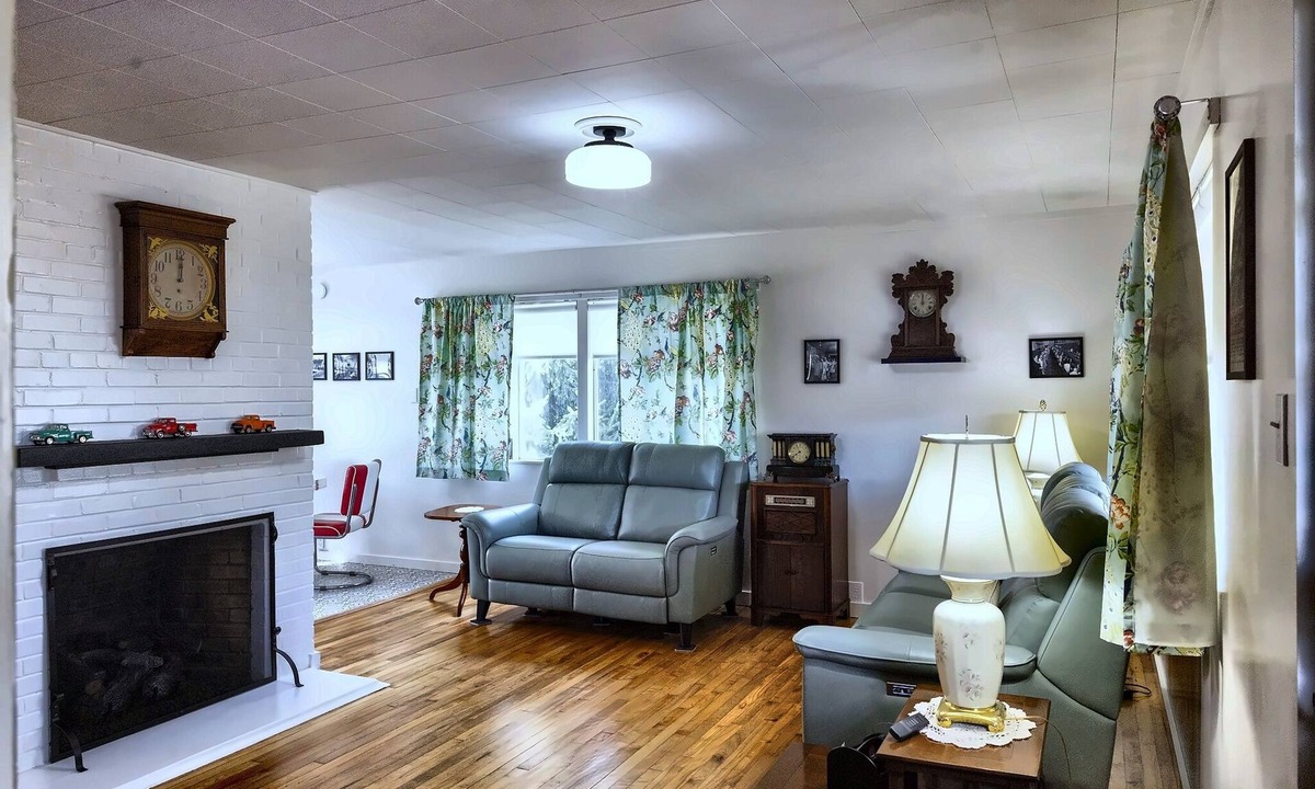 Oak Ridge House | Cozy 2-bedroom home in Oak Ridge - 1940s themed