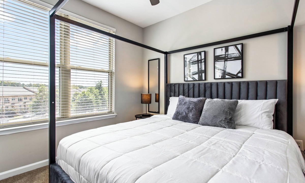 Lindridge-Martin Manor Apartment | Cozy 2BR/2BA /Pool, Gym, fast WiFi 10 mins to Downtown ATL