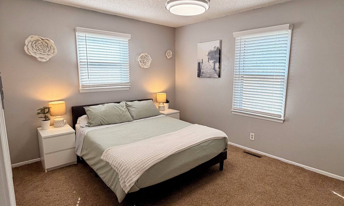 Anderson House | Cozy 3-bedroom, 2 full bathrooms. Enclosed Garden for pets. a large parking Lot