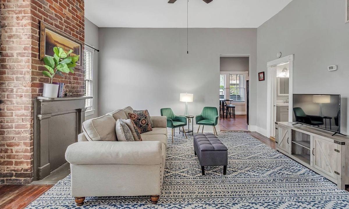 Savannah Victorian District Hotel | Cozy and Comfortable, 2 bedroom, screened porch, Walk to Forsyth Park