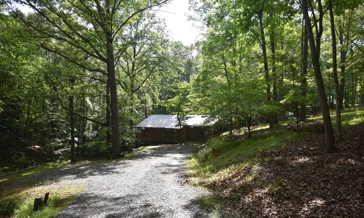 McCaysville Cabin | Cozy cabin, 1.5 miles to downtown McCaysville; shops/restaurants & Toccoa River