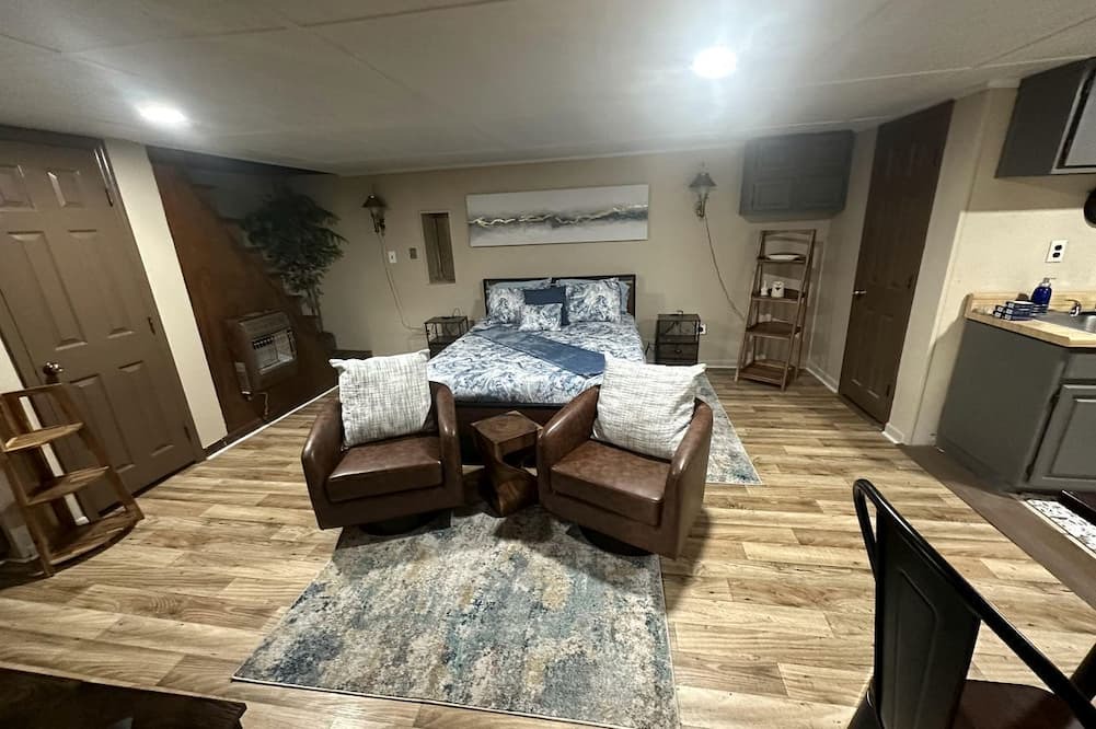 Opelika Cabin | Cozy Cabin for Two by the Lake for a Peaceful Escape in Opelika, Alabama