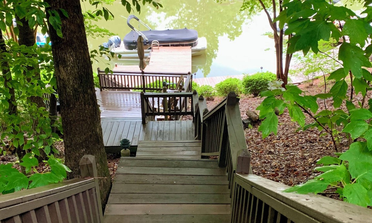 Dadeville Cabin | Cozy cabin on Lake Martin within 30 miles to Toomers Corner and Auburn Football