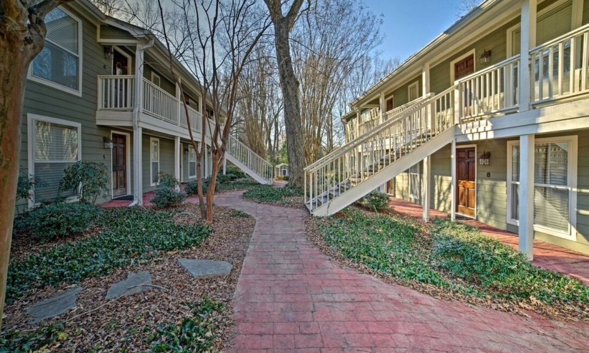 Oxford Condo | Cozy End Unit Condo just One Block from the Square