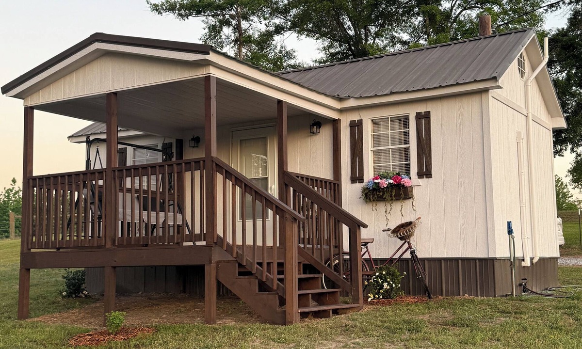Stanton Cabin | Cozy Hillside Cabin - Charming 1-bedroom tiny house cabin on a peaceful hill.
