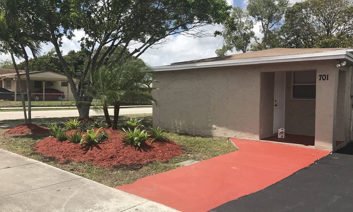 Pompano Beach House | Cozy house in Pompano. 4 miles from beach.