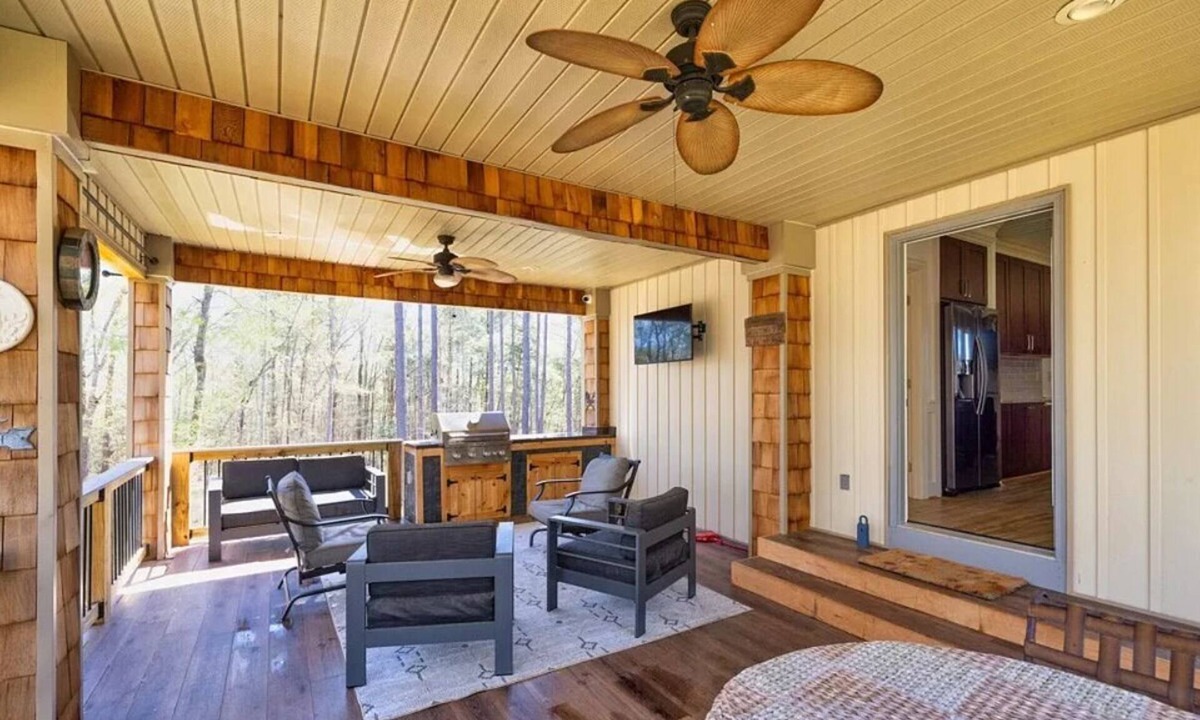 Elberton House | Cozy Lake Front home on Lake Russell