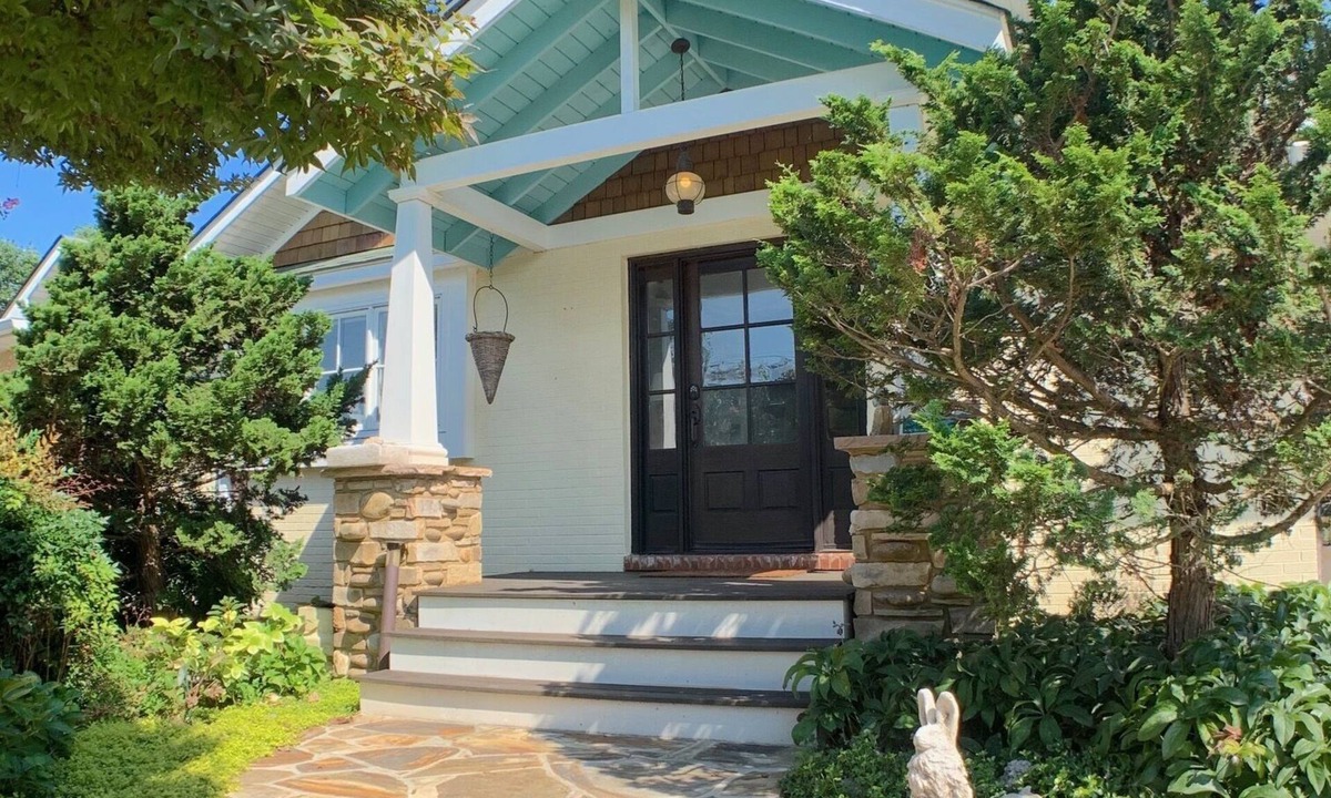 Ozone House | Cozy Lakefront Cottage