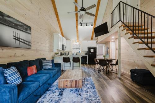 Mid America House | Cozy Lakeside Escape near Hot Springs