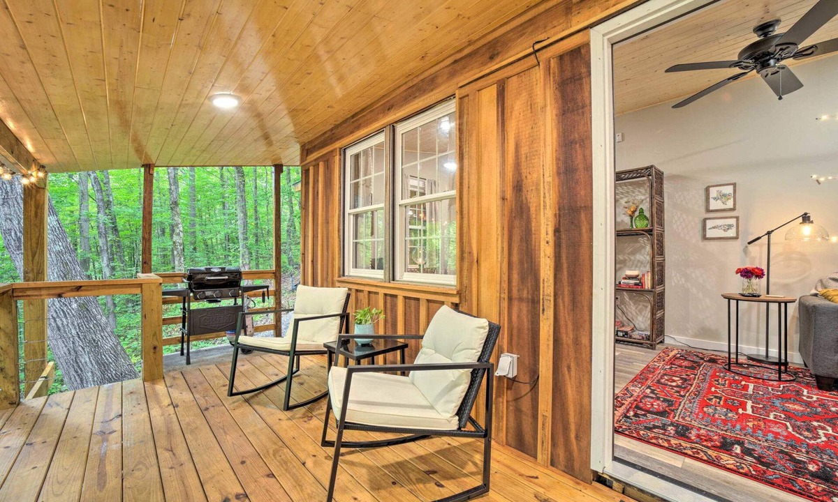 Sylva House | Cozy Mountainside Studio Nestled in the Trees