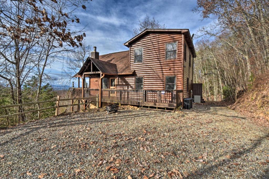 Murphy House | Cozy Murphy Cabin with Mountain Views and Fire Pits!