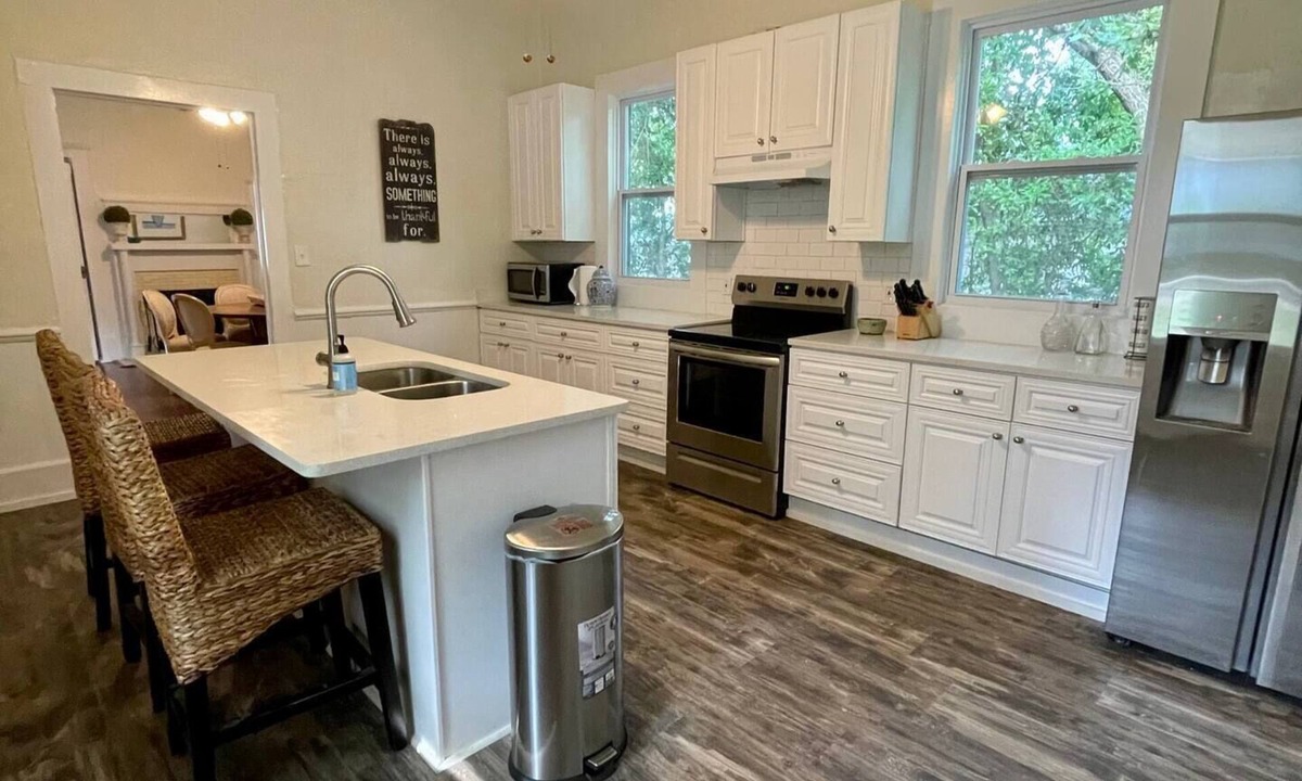 Thomaston House | Cozy Original Neo-Colonial 4 Bedroom Home in Downtown