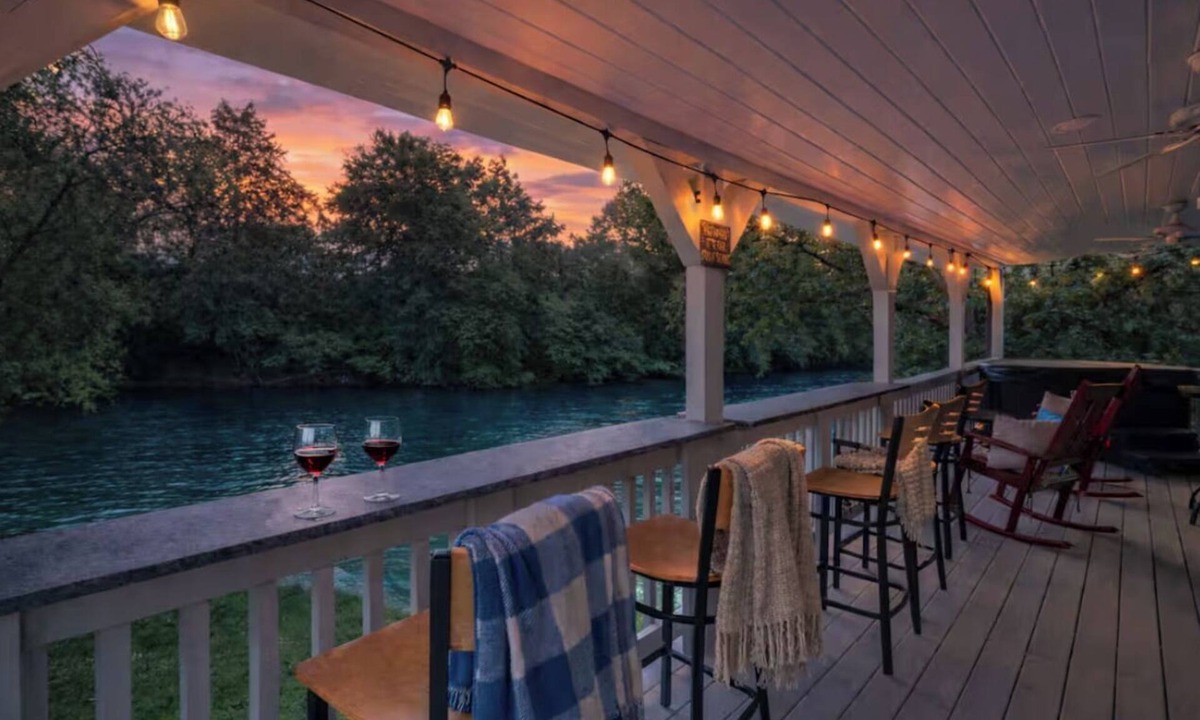 Walland Cabin | Cozy riverside cabin, hottub, fire-pit, fishing, tubing, relaxing