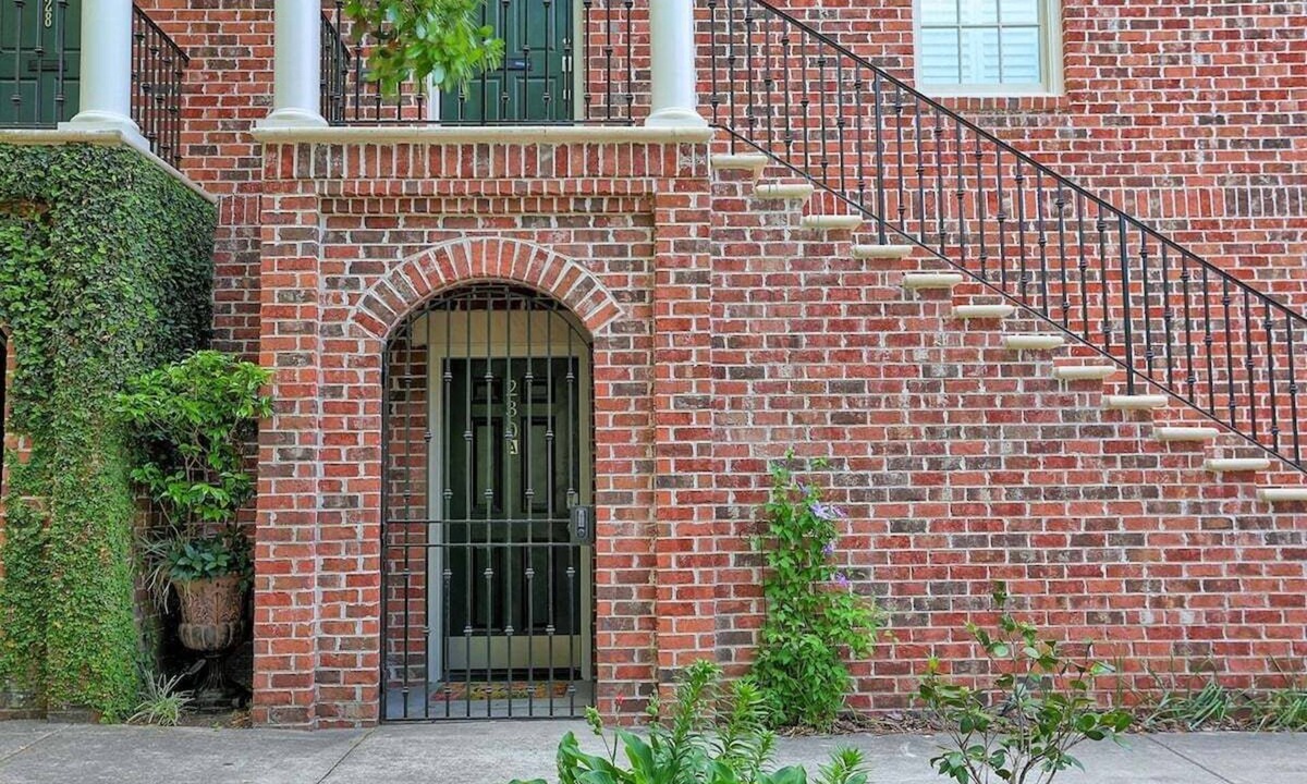 Historic District - North Apartment | Cozy Studio, Downtown Savannah on Crawford Square, Dogs Welcome