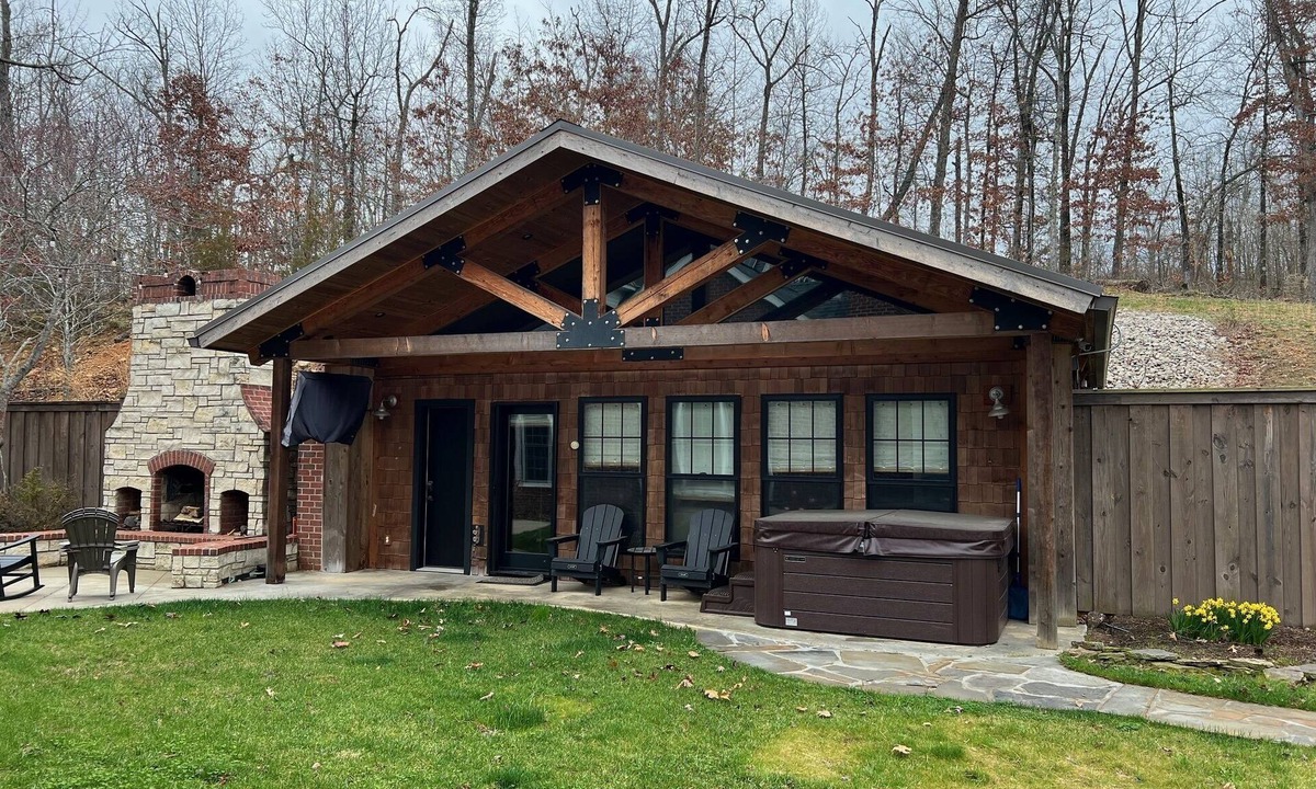 Poplar Bluff Apartment | Cozy Studio Log Cabin with Hot Tub!