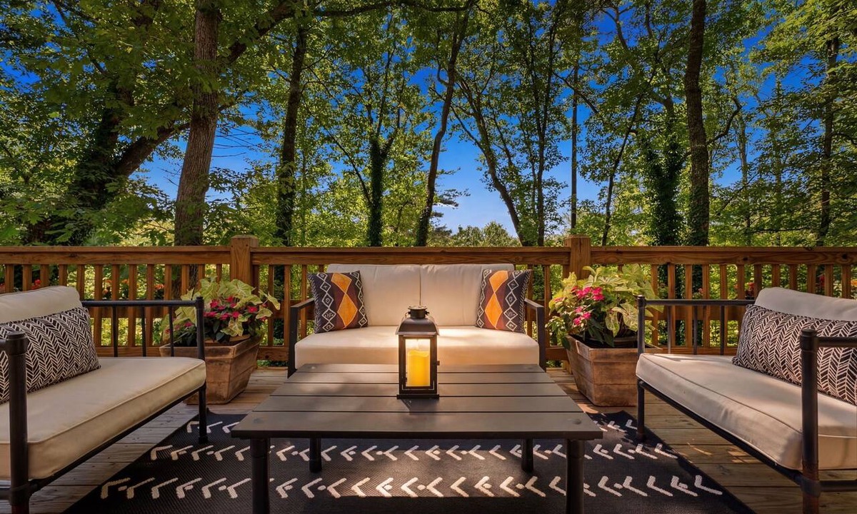 Mirror Lake Cottage | Cozy Yet Modern Cottage. Pet Friendly. 1.3 Miles to Town. Mountain Views.