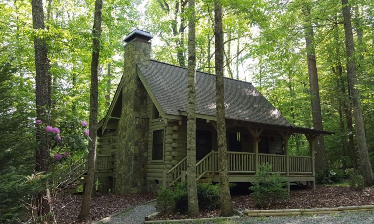 Maggie Valley House | Crazy Wolf is a cozy 2 bedroom cabin close to the heart of Maggie Valley, Htub