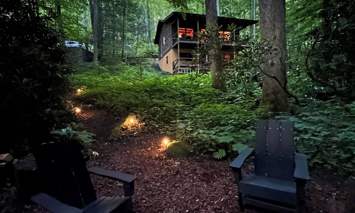 Scaly Mountain Cabin | Creekside,firepit,wood stove,family&dog friendly,covered deck dining