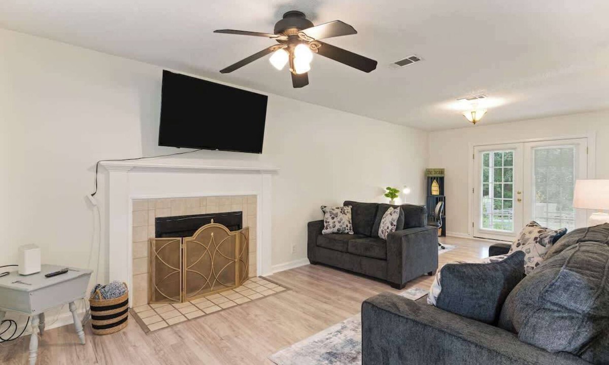 Brunswick House | Creekside Hideaway