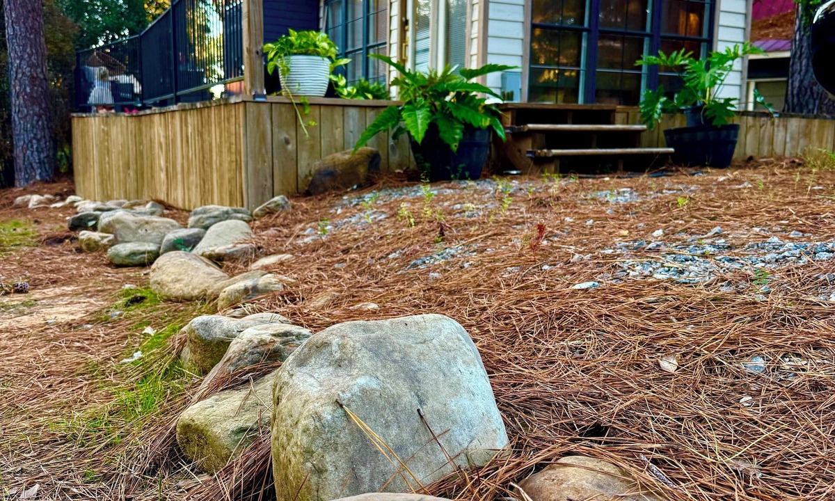 Farmerville House | Curated 1-bedroom bungalow near Lake Darbonne with cozy porch fire pit!