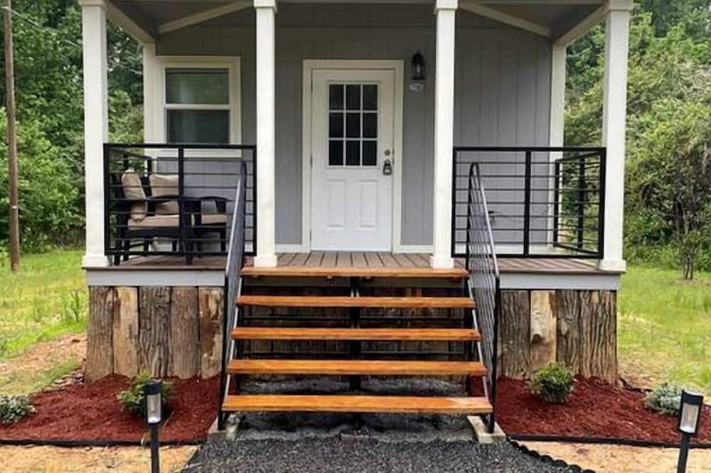 Sardis Cabin | Cute Tiny House on Sixty Acres of Private Land for a Peaceful Glamping Getaway in Northern Mississippi