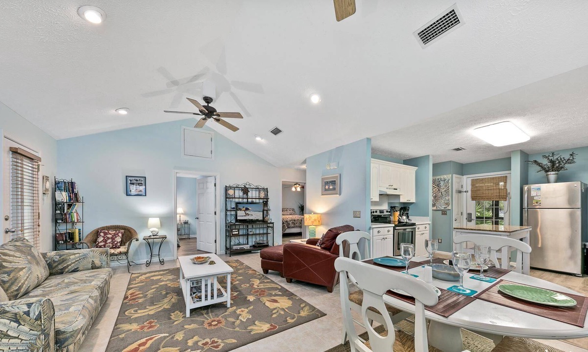Seagrove Beach Cottage | Daily Activities Included🏄🐋🚤| Modern, Spacious, Inviting Cottage w/ Sunroom☀️🏝🩱