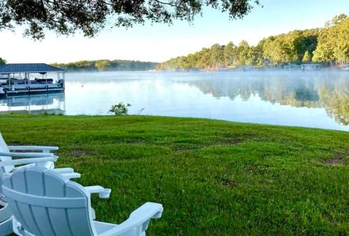 Seneca House | Deep-Water Keowee Lakefront, Dock, Deck, Kayaks