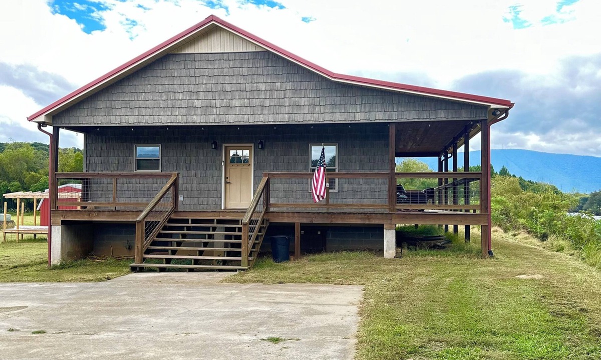 Tennga Cabin | Delaneice Riverside Cabin