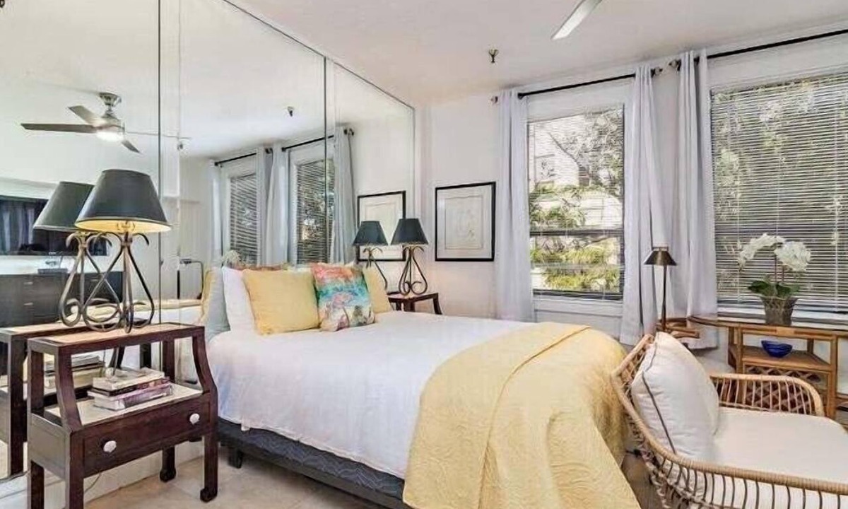 Palm Beach Apartment | Delux Queen Room , 1 block to the Beach, TV, Pool, WiFi