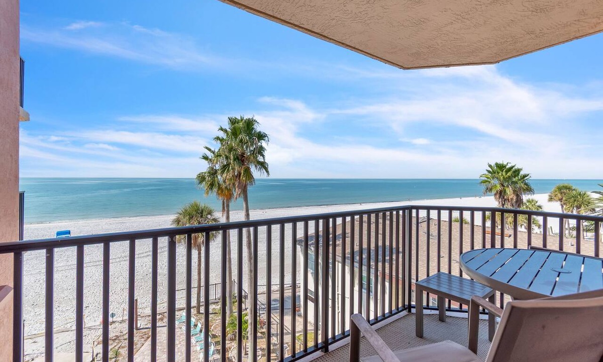 North Redington Beach Condo | ☀Directly on the Beach🌴Emerald Isle 304🐬Heated Pool🌞Watch Sunsets Nightly