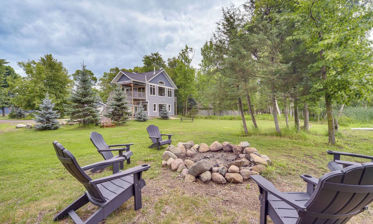 Almelund Cabin | Dock, Fire Pit, Games! Spirt Lake Family Retreat