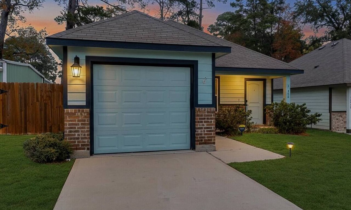 Willis House | Docked at Lake Conroe in Willis