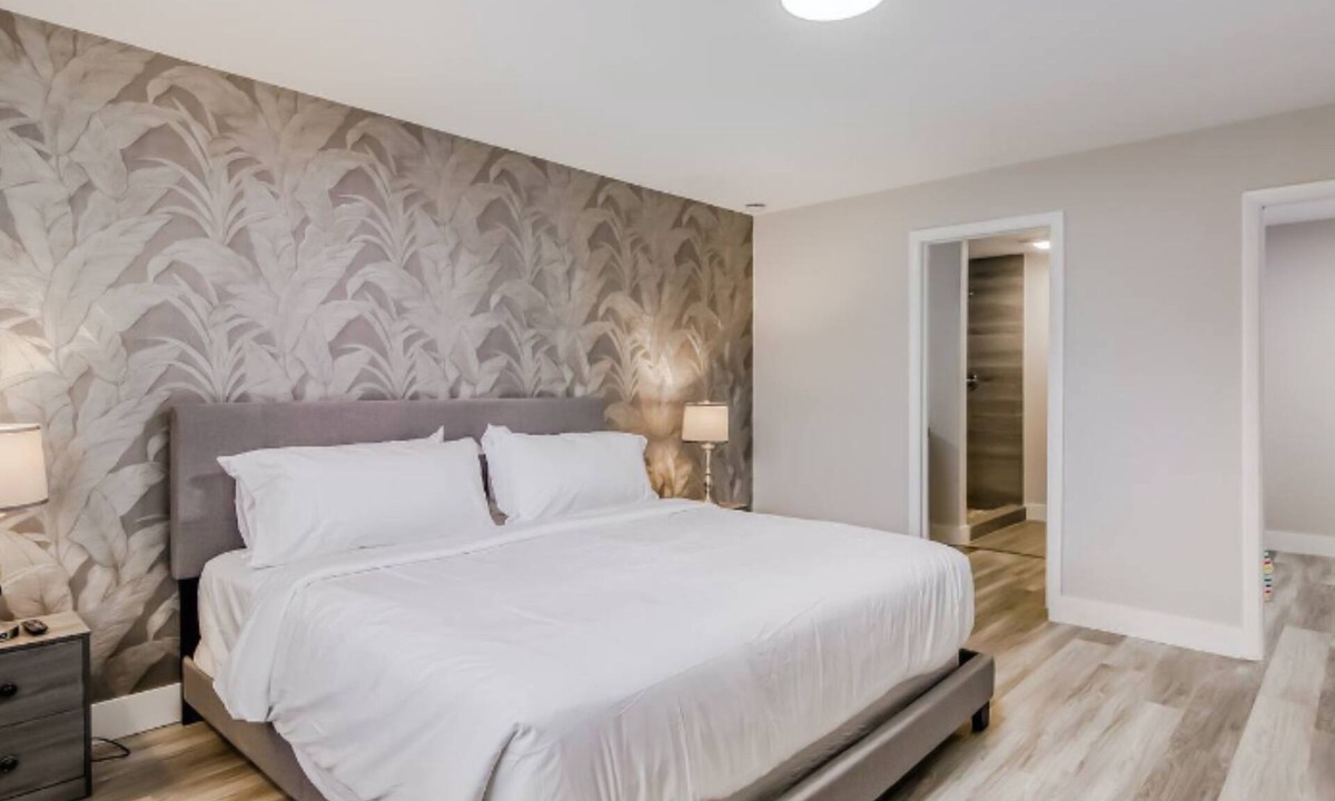 Palm Beach Shores Condo | Dog-Friendly Beach Stay: Luxury Condo w/Hot Tub