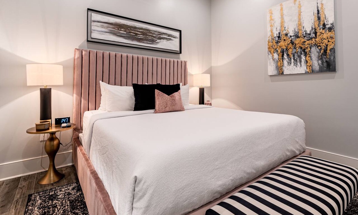 Central Business District Apartment | Downtown 4BR | Private Outdoor Patio | King Beds | The St. Louis