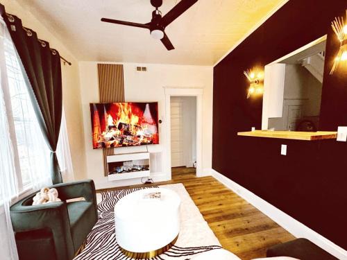 Dayton House | Downtown Cincinnati WhisperAlley with Spa HotTub