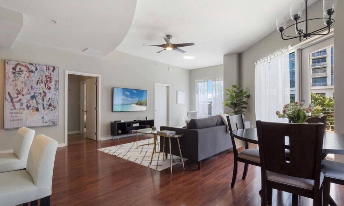 South Eola Apartment | DT Beautiful 1000 sq ft 1 BDRM