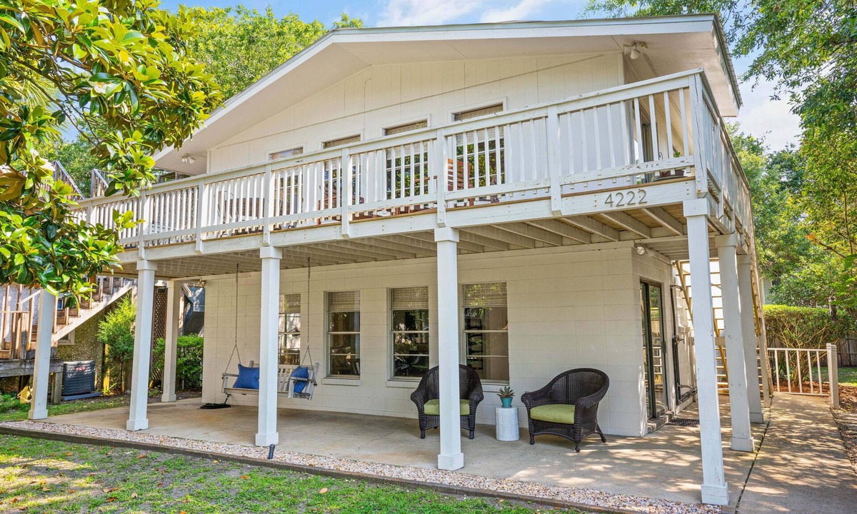 East Beach House | East Beach Cottage with EZ beach access, sleeps 10
