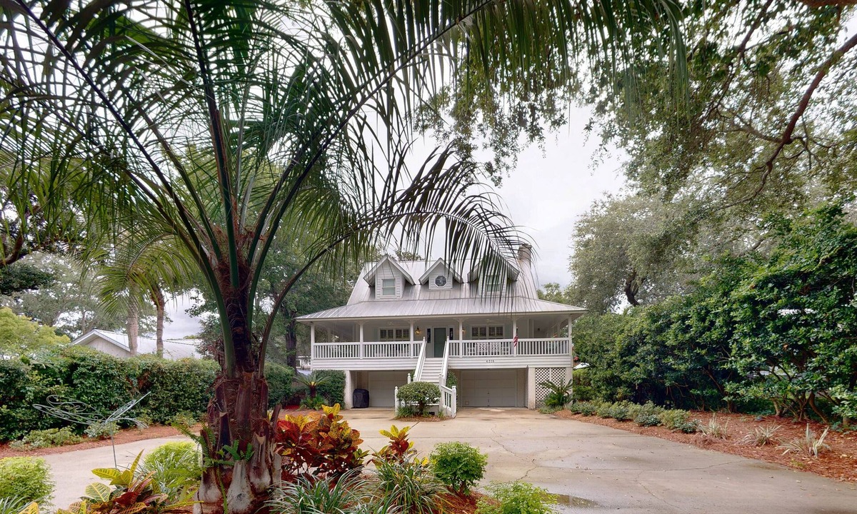 East Beach House | East Beach Family Friendly Home, sleeps 9