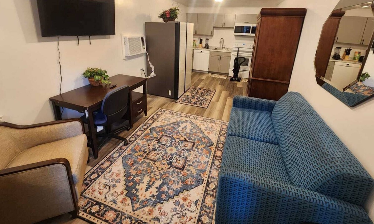 Midtown Cottage | Economical Central Guest house